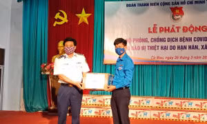 Cảnh sát biển trao tặng khẩu trang, nước sát khuẩn chống dịch COVID-19 cho nhân dân Cà Mau