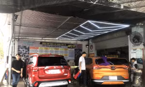 Dịch vụ rửa xe ngày Tết ‘hốt bạc’, xe ô tô xếp hàng dài chờ đến lượt