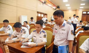 Đại tá Lương Cao Khải kiểm tra bài thi các thí sinh.