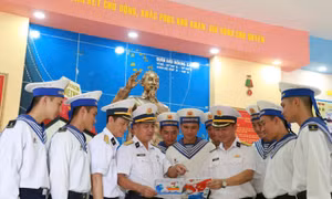 Vùng 4 Hải quân nhận và trao hàng trăm lá thư viết tay tới quân dân đặc khu Trường Sa