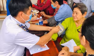 Khám và cấp thuốc miễn phí cho ngư dân Kiên Giang
