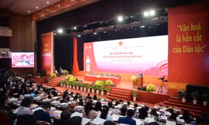 Đồng chí Nguyễn Xuân Thắng, Uỷ viên Bộ Chính trị, Giám đốc Học viện Chính trị quốc gia Hồ Chí Minh, Chủ tịch Hội đồng Lý luận Trung ương phát biểu tại Hội thảo.