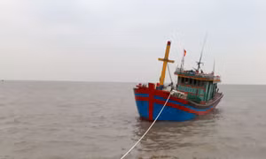 Giải cứu tàu cá của ngư dân Quảng Ngãi bị mắc cạn ở Trường Sa