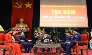 Tọa đàm cán bộ, sĩ quan trẻ đoàn kết, lập công, tô hồng truyền thống