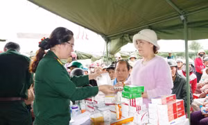 Bác sĩ quân y - điểm tựa cho nhân dân vùng lũ