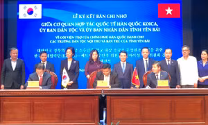 Đồng chí Hầu A Lềnh - Ủy viên Trung ương Đảng, Bộ trưởng, Chủ nhiệm Ủy ban Dân tộc và bà Oh Young Ju - Đại sứ đặc mệnh toàn quyền Hàn Quốc chứng kiến lễ ký kết