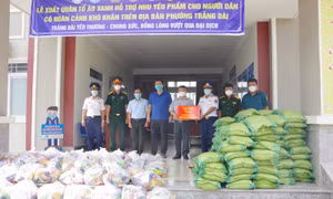 Đoàn Trinh sát số 2 trao quà cho nhân dân bị ảnh hưởng của dịch COVID-19 trên địa bàn Đồng Nai 