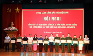 Trao thưởng thành tích tuyên truyền 25 năm Ngày Truyền thống Cảnh sát biển Việt Nam