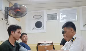 Quân chủng Hải quân bàn giao ngư dân tàu cá Quảng Nam bị nạn trên biển Trường Sa