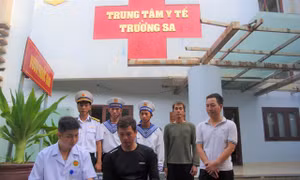 Bệnh nhân bị viêm loét dạ dày được Bệnh xá đảo Trường Sa cho xuất viện