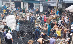 Cán bộ, chiến sĩ Trạm ra đa 600 tham gia chữa cháy nhà dân trên đảo Nam Du