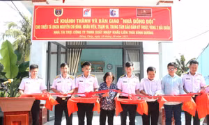 Hải quân trao nhà đồng đội cho gia đình quân nhân có hoàn cảnh khó khăn
