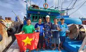 Hải đoàn 129 Hải quân sửa chữa, khắc phục sự cố tàu cá Bình Định hỏng máy trên biển Trường Sa 