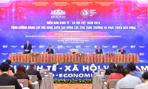 Phó Chủ tịch Quốc hội Nguyễn Đức Hải điều hành phiên thảo luận tại Diễn đàn kinh tế - xã hội Việt Nam 2023