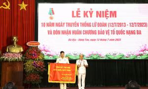Chuẩn Đô đốc Đỗ Văn Yên tặng Bức trướng truyền thống “Chính quy, tinh nhuệ, quyết chiến, quyết thắng” của Bộ Tư lệnh Hải quân cho Lữ đoàn 167