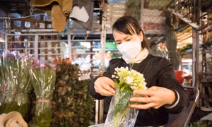 Chợ Quảng An vắng khách, tiểu thương dè chừng khi nhập hoa về bán
