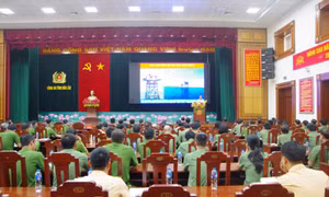 Quang cảnh buổi tuyên truyền về biển đảo tới cán bộ, chiến sĩ Công an tỉnh Đắk Lắk