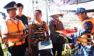 Bộ Tư lệnh Cảnh sát biển tổ chức chương trình 'Cảnh sát biển đồng hành với ngư dân' tại huyện đảo Bạch Long Vĩ
