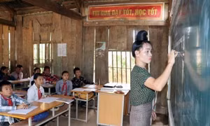 Giờ học của cô và trò trong phòng học tạm tại điểm trường của Trường Phổ thông Dân tộc bán trú Tiểu học xã Mường Lạn, huyện Sốp Cộp, tỉnh Sơn La