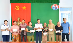 Cảnh sát biển tặng quà Tết các gia đình chính sách và hộ nghèo 