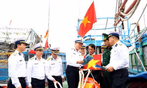 Vùng 3 Hải quân thăm, tặng quà ngư dân, con ngư dân được nhận đỡ đầu