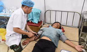 Bệnh xá đảo Sơn Ca cấp cứu ngư dân Quảng Ngãi gặp nạn trên biển