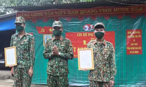 Đồn Biên phòng cửa khẩu Xa Mát tổ chức ​​​​​​​kết nạp đảng viên cho 2 đồng chí Phan Hoàng Hiệp và Lê Chí Hoàng tại chống chống dịch COVID-19