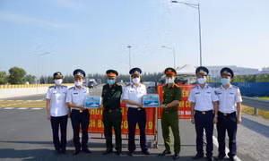BTL Vùng Cảnh sát biển 1 thăm hỏi, động viên các chốt phòng, chống dịch COVID-19