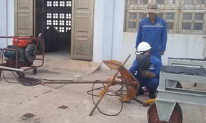 Nhân viên kỹ thuật của Trung tâm dịch vụ Hậu cần - Kỹ thuật đảo Trường Sa hàn khắc phục hỏng neo cho tàu cá ngư dân