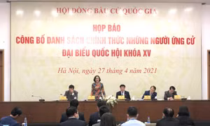 Bà Nguyễn Thị Thanh, Ủy viên Ủy ban Thường vụ Quốc hội, Trưởng ban Công tác đại biểu Quốc hội cung cấp thông tin cho báo chí tại cuộc họp báo.