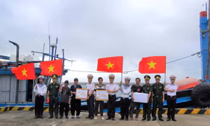 Đảo Trường Sa trao quà Tết cho ngư dân tàu cá đang lao động trên biển