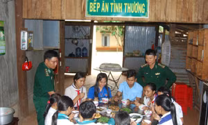 Bài 2: Bếp ăn tình thương giúp học trò nghèo biên giới