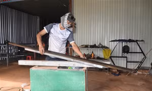 Nhiều lao động phải xoay sở, tìm kiếm việc làm tạm sau khi thất nghiệp do ảnh hưởng bởi dịch COVID-19.