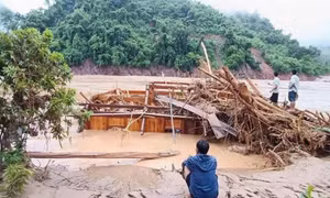 Mưa lũ lớn, nhiều bản làng biên giới Nghệ An bị cô lập