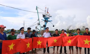 Bộ Tư lệnh Vùng Cảnh sát biển 4 đồng hành với ngư dân Kiên Giang