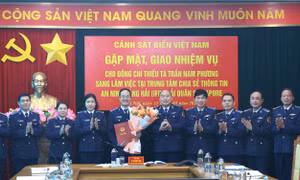 Sĩ quan Cảnh sát biển Việt Nam sang làm việc tại IFC của Hải quân Singapore