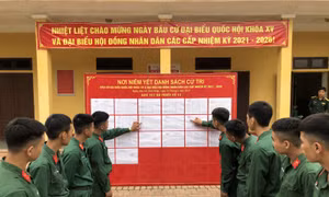 Các chiến sĩ Sư đoàn 304, Quân đoàn 2 xem danh sách cử tri tại đơn vị.