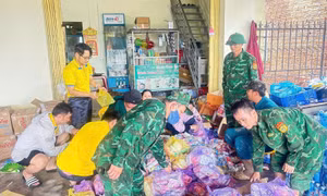 Bộ đội Biên phòng hành quân về cơ sở giúp nhân dân vùng lũ