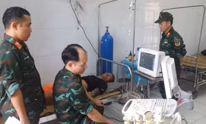 Y bác sĩ Bệnh xá đảo Song Tử Tây cấp cứu ngư dân gặp nạn trên biển