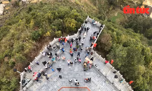 Cột cờ quốc gia Lũng Cú là điểm hấp dẫn khách tham quan du lịch khi đến với Công viên địa chất toàn cầu Cao nguyên đá Đồng Văn, tỉnh Hà Giang.