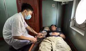 Tàu Hải quân bàn giao 5 ngư dân trên tàu cá Bình Định cho cơ quan chức năng