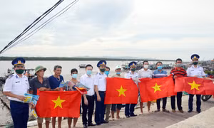 Giúp ngư dân chấp hành nghiêm quy định pháp luật hành nghề trên biển