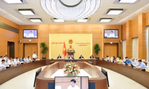 Tổng Thư ký Quốc hội Bùi Văn Cường trình bày báo cáo về công tác chuẩn bị Kỳ họp bất thường lần thứ 2 và kỳ họp thứ 5 của Quốc hội.
