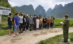 Bộ đội biên phòng Cao Bằng bắt giữ các công dân nhập cảnh trái phép qua địa bàn do Đồn Biên phòng Ngọc Côn quản lý. Ảnh: TTXVN phát