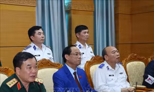Phó Chủ tịch Quốc hội Trần Quang Phương thăm hỏi, động viên cán bộ, chiến sĩ Cảnh sát biển đang công tác trên các vùng biển Việt Nam qua hệ thống VISAD tại Trung tâm chỉ huy. 