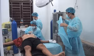 Quân y đảo Sinh Tồn thăm khám, điều trị vết thương cho bệnh nhân Ngô Văn Hải