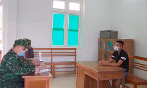 Ngày 16/5, Bộ Chỉ huy Bộ đội Biên phòng tỉnh Lạng Sơn phối hợp cùng lực lượng chức năng phát hiện, bắt giữ nhóm đối tượng đang có hành vi tổ chức đón người Trung Quốc nhập cảnh trái phép vào Việt Nam. Ảnh: TTXVN phát