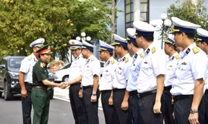 Thủ trưởng Bộ Tư lệnh Vùng 5 Hải quân đón Trung tướng Nguyễn Doãn Anh và đoàn công tác