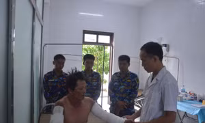 Bệnh xá đảo Song Tử Tây cấp cứu ngư dân bị bỏng nặng