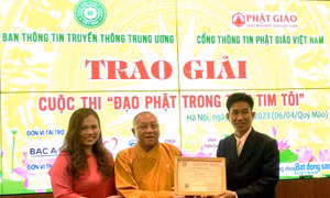 Hòa thượng, Tiến sĩ Thích Gia Quang - Phó Chủ tịch Hội đồng Trị sự, Trưởng Ban Thông tin truyền thông Trung ương Giáo hội Phật giáo Việt Nam trao giải Nhất cho tác giả Quảng Phương